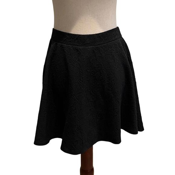 Joe B by Joe Benbasset Dresses & Skirts - JOE B BY JOE BENBASSET Women's Textured Mini Skirt Size M In Black